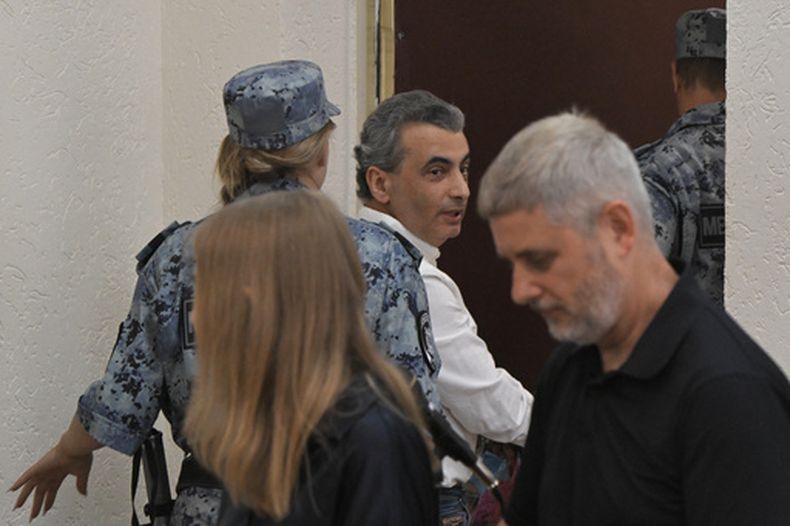 El opositor ruso Lev Shlosberg (cent) en el tribunal en Pskov, Rusia, el 17 de agosto del 2026. (AP foto)