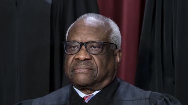 ARCHIVO - El juez asociado Clarence Thomas se une a otros miembros de la Corte Suprema para posar para un nuevo retrato grupal, en la sede de la Corte Suprema en Washington, el 7 de octubre de 2022. (AP Foto/J. Scott Applewhite, archivo)
