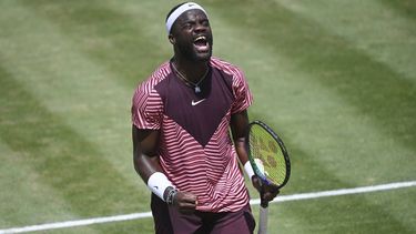 Frances Tiafoe celebra tras derrotar a Marton Fucsovics en las semifinales del Abierto de Stuttgart, el sábado 17 de junio de 2023. (Marijan Murat/dpa vía AP)