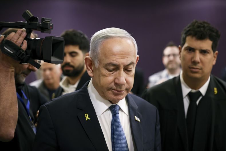 ARCHIVO – El primer ministro de Israel, Benjamin Netanyahu, asiste a su juicio en el que enfrenta acusaciones de corrupción en el tribunal de distrito de Tel Aviv, Israel, el 16 de diciembre de 2024. (Stoyan Nenov/Pool Foto vía AP, Archivo)