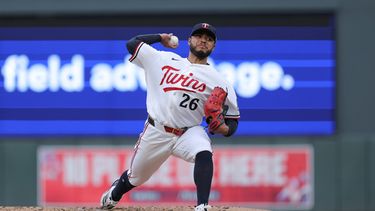 El lanzador abridor de los Gemelos de Minnesota, Taj Bradley, realiza un lanzamiento durante la cuarta entrada de un partido de béisbol contra los Guardianes de Cleveland, el martes 7 de julio de 2026, en Mineápolis. (Foto AP/Bailey Hillesheim)
