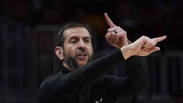 Fuente AP: Hornets despide al coach Borrego tras 4 campañas
