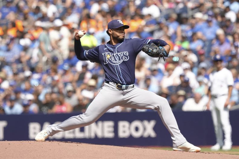 Taj Bradley, de los Rays de Tampa Bay, hace un pitcheo en el juego ante los Azulejos de Toronto, el jueves 25 de julio de 2024 (Chris Young/The Canadian Press via AP)