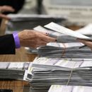 Trabajadores electorales procesan papeletas para las elecciones generales de 2024, el martes 5 de noviembre de 2024, en Milwaukee. (AP Foto/Morry Gash)