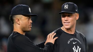 Aaron Judge y Giancarlo Stanton de los Yankees de Nueva York celebran tras vencer a los Medias Rojas de Boston el viernes 28 de agosto del 2026. (AP Foto/Yuki Iwamura)