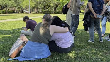 Un grupo de estudiantes en la Universidad Estatal de Florida en Tallahassee, el 17 de abril del 2025. (AP foto/Kate Payne)