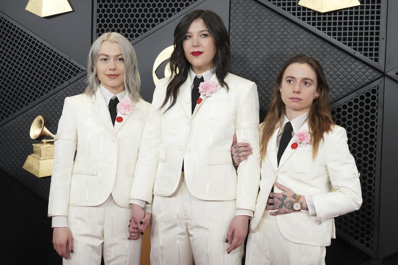 Phoebe Bridgers, de izquierda a derecha, Lucy Dacus, y Julien Baker de boygenius llegan a la 66a entrega anual de los Grammy el domingo 4 de febrero de 2024 en Los Ángeles. (Foto Jordan Strauss/Invision/AP)