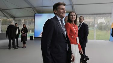 Sebastian Coe, candidato a la presidencia del Comité Olímpico Internacional, acude a la ceremonia de inicio de la 144ta sesión del COI, en Olimpia Antigua, Grecia, el martes 18 de marzo de 2025. (AP Foto/Thanassis Stavrakis)