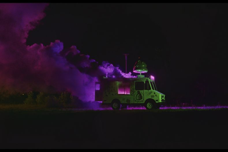 En esta imagen proporcionada por A24, una escena de I Saw the TV Glow. (A24 vía AP)