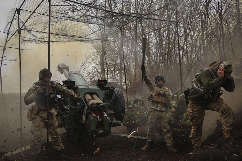 Soldados ucranianos batallando cerca de Bájmut, en Ucrania, el 19 de abril de 2023. (Roman Chop via AP)