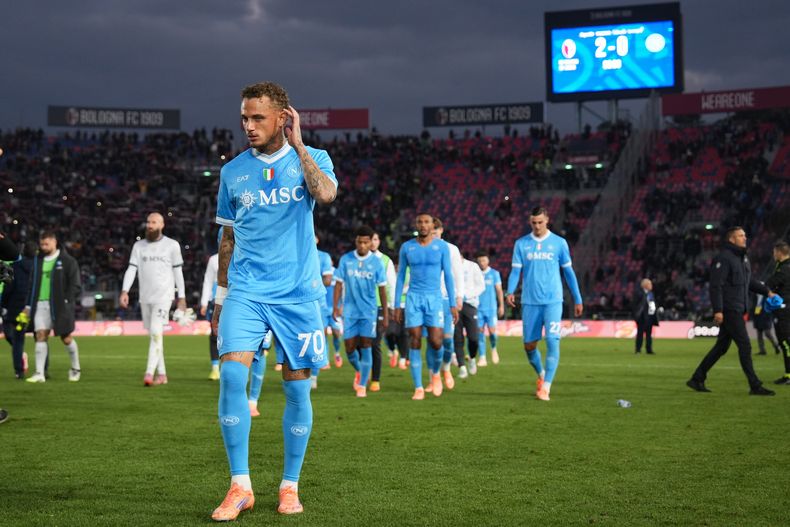 Noa Lang y sus compañero de Napoli se retiran del campo tras el partido contra Bologna en la Serie A de Italia, el domingo 9 de noviembre de 2025. (Massimo Paolone/LaPresse vía AP)