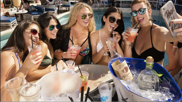 el juez falla a favor del clevelander, levanta la prohibicion de venta de alcohol despues de las 2 a.m