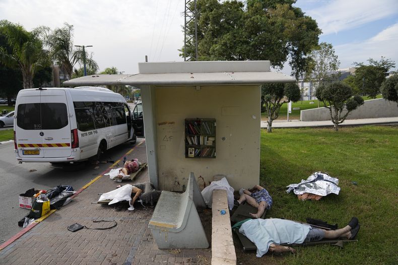 Civiles asesinados por Hamás, yacen en el piso en Sderot, Israel, el 7 de octubre de 2023. Insurgentes de Hamás en la Franja de Gaza se infiltraron en el sur de Israel y dispararon miles de proyectiles al país mientras Israel comenzaba a atacar objetivos en el enclave palestino en respuesta. (AP Foto/Ohad Zwigenberg)