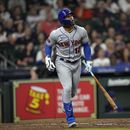 Francisco Lindor (12), de los Mets de Nueva York, observa su cuadrangular de tres carreras en contra de los Astros de Houston durante la tercera entrada del juego de béisbol, el lunes 19 de junio de 2023, en Houston. (AP Foto/David J. Phillip)