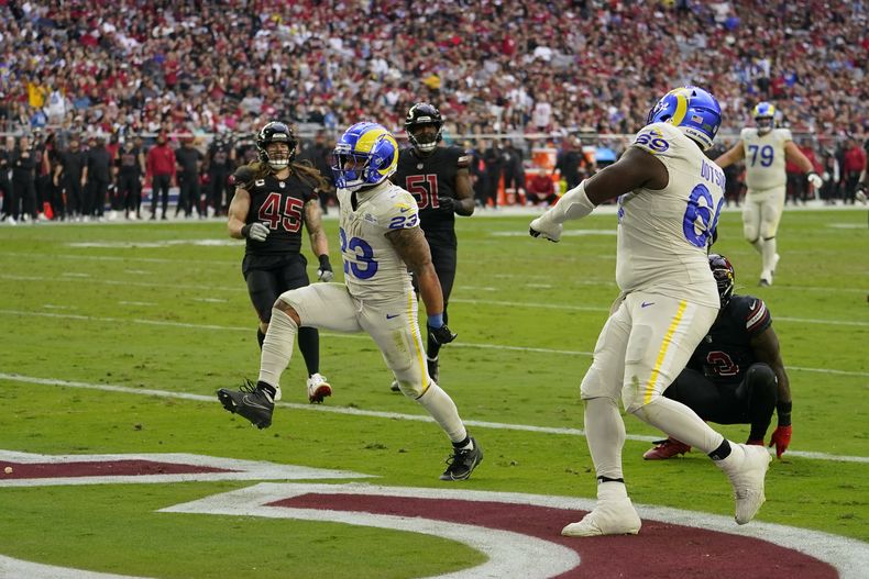 Kyren Williams, centro, running back de los Rams de Los Ángeles, anota un touchdown durante la primera mitad del juego de la NFL en contra de los Cardinals de Arizona, el domingo 26 de noviembre de 2023, en Glendale, Arizona. (AP Foto/Matt York)
