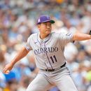 Tomoyuki Sugano, lanzador de los Rockies de Colorado, trabaja durante la primera entrada del juego de béisbol de Grandes Ligas ante los Cerveceros de Milwaukee, el viernes 24 de julio de 2026, en Milwaukee. (AP Foto/Kayla Wolf)