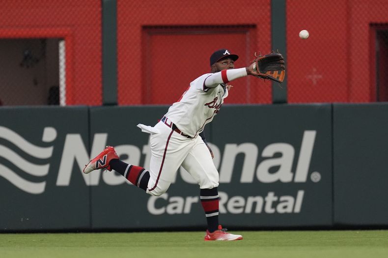 El jardinero de los Bravos de Atlanta, Michael Harris II, atrapa una pelota con una carrera para retirar a Seiya Suzuki, de los Cachorros de Chicago, durante la cuarta entrada del juego de béisbol del lunes 13 de mayo de 2024, en Atlanta. (AP Foto/John Bazemore)