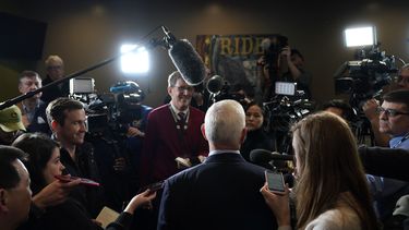 ARCHIVO - El ex vicepresidente estadounidense Mike Pence, centro, habla con los medios el 15 de febrero de 2023, en Cedar Rapids, Iowa. (AP Foto/Charlie Neibergall, File)