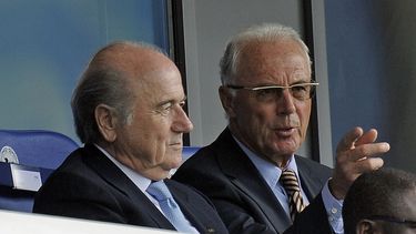 americateve | Foto de archivo del 1 de agosto de 2010 en la que aparece el presidente de la FIFA Joseph Blatter y el legendario futbolista alem&aacute;n Franz Beckenbauer. (AP Foto/Martin Meissner)