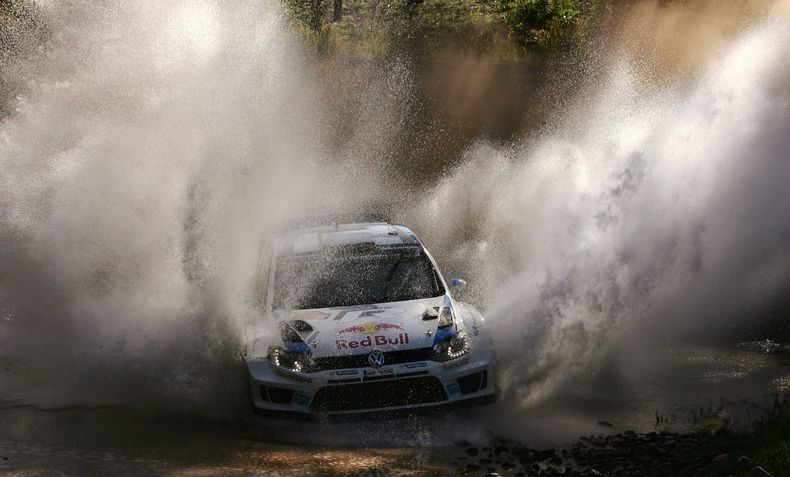 En esta foto suministrada por Rally Australia, Sebastien Ogier y su copiloto Julien Ingrassia en un pasaje del Rally de Australia cerca de Coffs Harbor el 14 de septiembre del 2014. Ogier gan&oacute; el rally. (AP Foto/Rally Australia) EDITORIAL USE ONLY