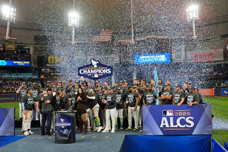 Jugadores y cuerpo técnico de los Rays de Tampa Bay celebran tras ganar el juego 6 de la Serie de Campeonato ante los Guardianes de Cleveland para alcanzar la Serie Mundial el lunes 19 de octubre del 2026. (AP Foto/David J. Phillip)