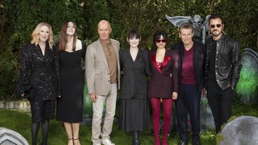 El reparto de la cinta Beetlejuice Beetlejuice posa para las cámaras el viernes 30 de agosto de 2024, en Londres. (Foto de Scott A Garfitt/Invision/AP)