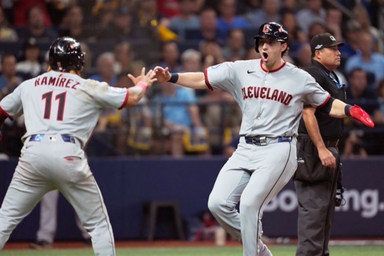El dominicano José Ramírez celebra con su compañero de los Guardianes de Cleveland Chase DeLauter tras anotar con el sencillo de Nathaniel Lowe en la octava entrada del juego 1 de la Serie de Campeonato ante los Rays de Tampa Bay el lunes 12 de octubre del 2026. (AP Foto/David J. Phillip)