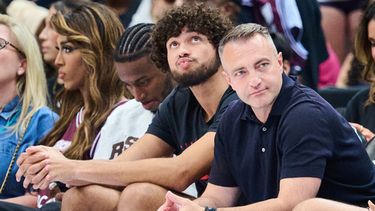 El entrenador de los Raptors de Toronto Darko Rajakovic junto a las selecciones de Draft del equipo Allen Graves y Jaden Bradley en el encuentro del Tempo de Toronto y Mercury de Phoenix se la WNBA el sábado 27 de junio del 2026. (Sammy Kogan/The Canadian Press via AP)