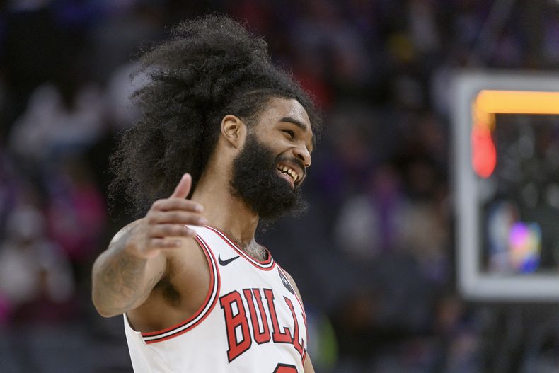 El escolta de los Bulls de Chicago, Coby White (0), reacciona a una victoria sobre los Kings de Sacramento después de un partido de baloncesto de la NBA en Sacramento, California, el jueves 20 de marzo de 2025. (AP Foto/Randall Benton)