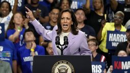 La candidata presidencial demócrata Kamala Harris habla en un acto de campaña en la Universidad de Nevada, Las Vegas, el 10 de agosto de 2024. (AP Foto/Jae Hong)
