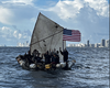 Balseros cubanos con bandera de EEUU son capturados a pocas millas de la orilla 