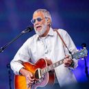 ARCHIVO - Yusuf Islam, también conocido como Cat Stevens, actúa durante el Festival de Glastonbury en Somerset, Inglaterra, el 25 de junio de 2023. (Joel C Ryan/Invision/AP, archivo)