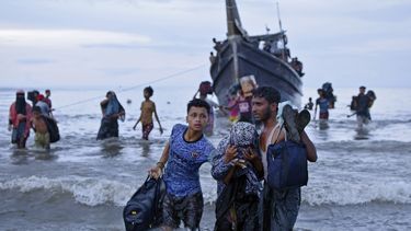 Varias personas de etnia rohingya desembarcan tras llegar a Ulee Madon, en Aceh Norte, Indonesia, el 16 de noviembre de 2023. (AP Foto/Rahmat Mirza)