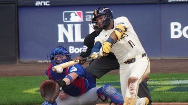 Jackson Chourio, de los Cerveceros de Milwaukee, batea un sencillo productor de dos carreras durante la primera entrada del primer juego de la Serie Divisional de la Liga Nacional contra los Cachorros de Chicago el sábado 4 de octubre de 2025, en Milwaukee. (AP Foto/Morry Gash)