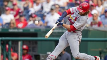 Brendan Donovan, de los Cardenales de San Luis, batea cuadrangular de tres carreras en la quinta entrada del juego de béisbol en contra de los Nacionales de Washington, en Nationals Park, el lunes 19 de junio de 2023, en Washington. (AP Foto/Alex Brandon)