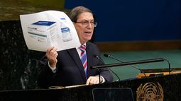 El ministro de Asuntos Exteriores de Cuba, Bruno Rodríguez Parrilla, muestra una fotografía de un medicamento durante un discurso el miércoles 28 de octubre de 2026, en la sede de Naciones Unidas. (AP Foto/Seth Wenig)