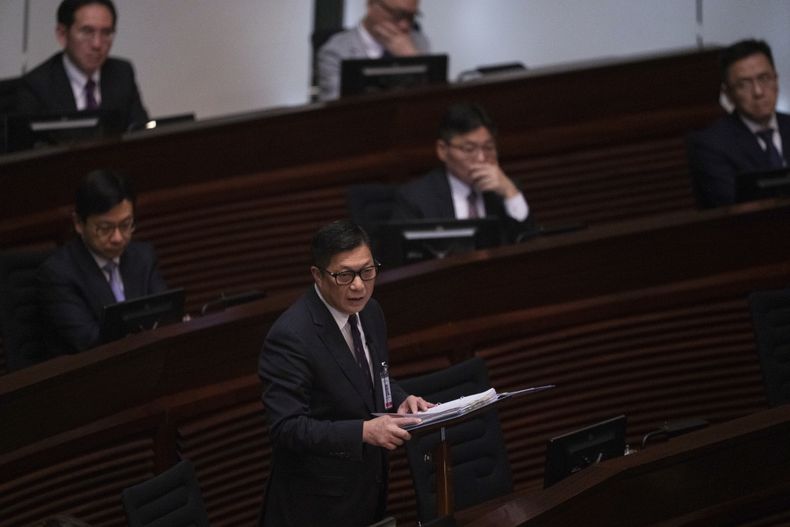 El secretario de seguridad de Hong Kong Chris Tang habla durante la segunda lectura del Artículo 23 de la Ley Básica en el Consejo Legislativo de Hong Kong, el martes 19 de marzo de 2024. (AP Foto/Louise Delmotte)