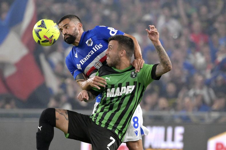 Tomás Rincón de la Sampdoria y Matheus Henrique del Sassuolo pelean por el balón en el encuentro de la Serie A el viernes 26 de mayo del 2023. (Tano Pecoraro/LaPresse via AP)