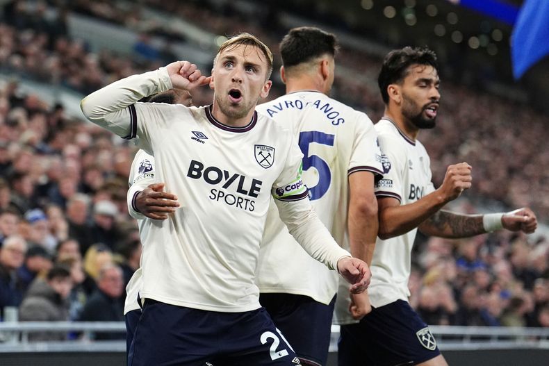 Jarrod Bowen celebra tras anotar un gol para West Ham contra Everton en la Liga Premier, el lunes 29 de septiembre de 2025, en Liverpool. (Martin Rickett/PA vía AP)