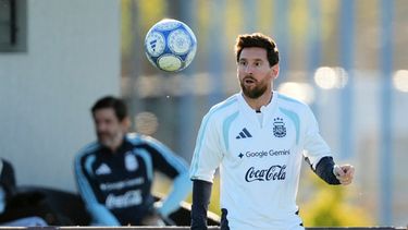 Lionel Messi se entrena previo a su último partido con la selección de Argentina, un amistoso contra Benín, el lunes 5 de octubre de 2026, en Buenos Aires. (AP Foto/Gustavo Garello)