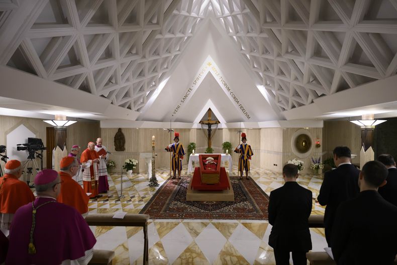 El cuerpo del papa Francisco, en la capilla ardiente instalada en el interior de su capilla privada en el Vaticano, el 21 de abril de 2025. De izquierda a derecha, el decano del colegio cardenalicio, Giovanni Battista Re; un obispo no identificado; el secretario de Estado del Vaticano, Pietro Parolin; el maestro de las Ceremonias Litúrgicas Pontificias, el arzobispo Diego Giovanni Ravelli; el cardenal camarlengo, Kevin Joseph Farrell, y el maestro de ceremonias Lubomir Welnitz. (Vatican Media vía AP, HO)
