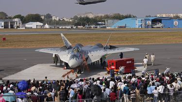 Un avión F-35 de la fuerza aérea estadounidense vuela sobre un avión ruso Su-57 en la feria aérea Aero India 2025, en la base Yelahanka en Bengaluru, India, el 13 de febrero del 2025. (AP foto/Aijaz Rahi)