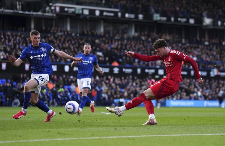 Neco Williams del Nottingham Forest lanza el balón en el encuentro ante Ipswich en la Liga Premier el sábado 15 de marzo del 2025. (John Walton/PA via AP)
