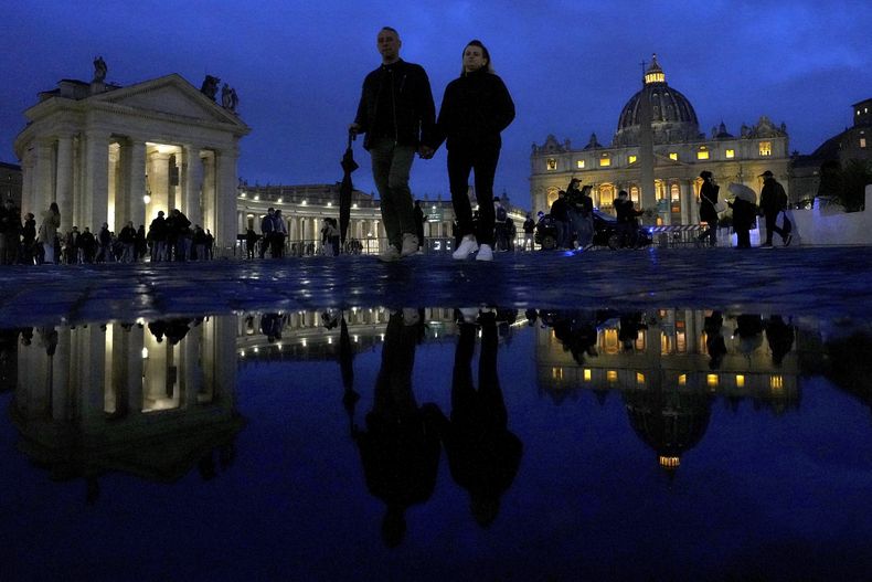 Gente pasa por la plaza de San Pedro en el Vaticano, el lunes 24 de febrero de 2025. (AP Foto/Kirsty Wigglesworth)