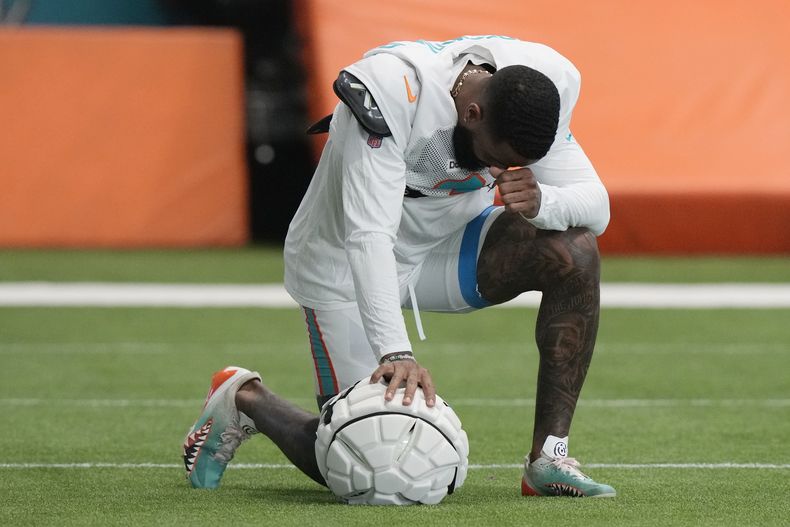 El receptor de los Dolphins de Miami Odell Beckham Jr. se toma un momento durante la práctica del equipo el jueves 3 de octubre del 2024. (AP Foto/Lynne Sladky)