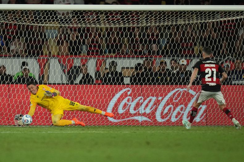 El arquero uruguayo Fernando Muslera, de Estudiantes de la Plata, ataja un penal ejecutado por Jorginho, de Flamengo, en la tanda para definir la semifinal de la Copa Libertadores en Río de Janeiro, el jueves 22 de octubre de 2026 (AP Foto/Silvia Izquierdo)