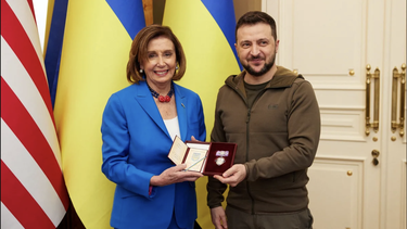 pelosi viajo sorpresivamente a kiev y aseguro que eeuu se mantendra con ucrania hasta que la lucha termine