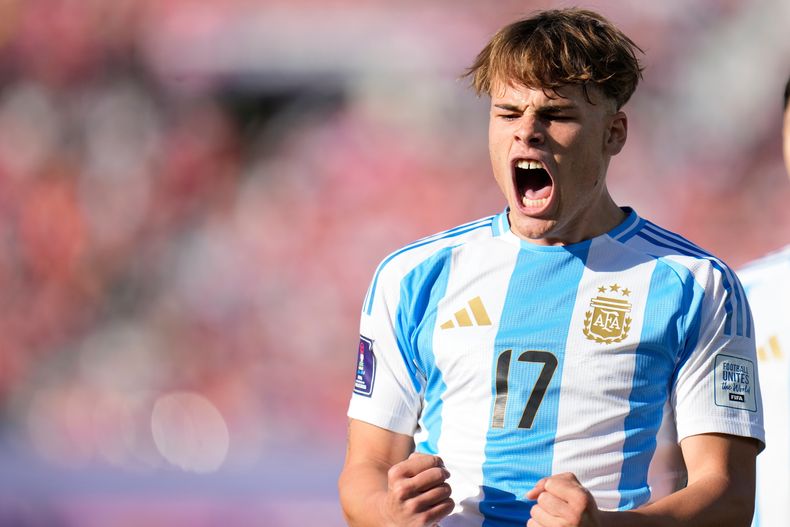 El argentino Mateo Silvetti celebra el cuarto gol de su equipo en el duelo ante Nigeria de la fase de grupos del Mundial Sub20 el miércoles 8 de octubre del 2025. (AP Foto/Matias Delacroix)