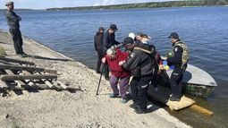 En esta imagen distribuida por la policía de Ucrania, agentes ayudan a evacuar a varias personas mayores tras un ataque ruso en las inmediaciones de la localidad de Vovchansk, en la región de Járkiv, Ucrania, el 10 de mayo de 2024. (Policía de Ucrania vía AP)