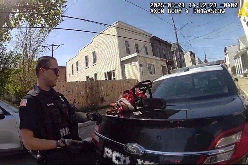 Esta imagen tomada del video de una cámara corporal difundido por el Departamento de Policía de Cohoes, Nueva York, muestra una motosierra y una máscara de payaso, el 1 de mayo de 2025, en Cohoes, Nueva York. (Departamento de Policía de Cohoes, NY vía AP)